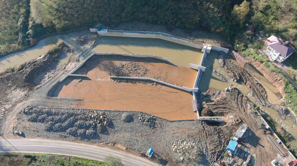 DOĞU KARADENİZ BÖLGESİ'NİN ÖNEMLİ TURİZM MERKEZLERİNDEN BİRİ OLAN ANCAK SON YILLARDA DOĞAL GÜZELLİĞİYLE DEĞİL DE ÇAMUR DERYASINA DÖNEN GÖRÜNTÜSÜ İLE İZ BIRAKAN SERA GÖLÜ, "ÇÖKELTİM HAVUZU" İLE DOĞAL HALİNE KAVUŞACAK