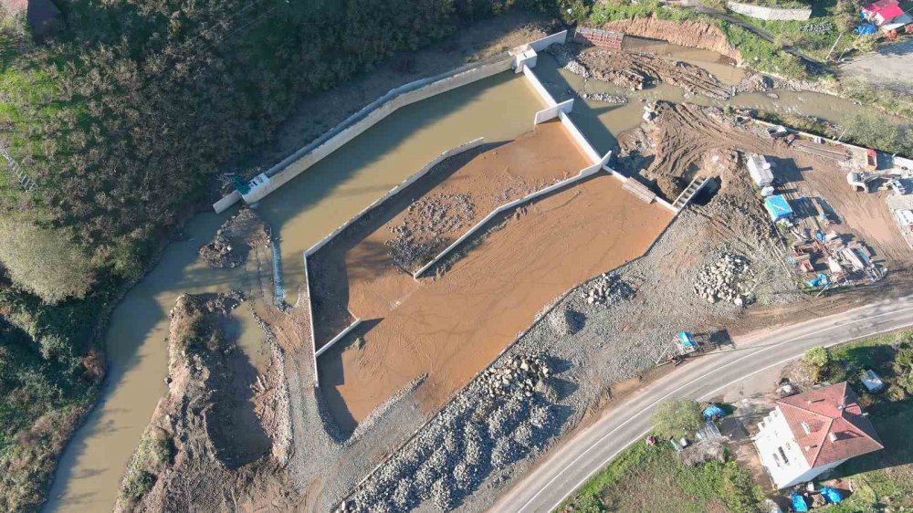 DOĞU KARADENİZ BÖLGESİ'NİN ÖNEMLİ TURİZM MERKEZLERİNDEN BİRİ OLAN ANCAK SON YILLARDA DOĞAL GÜZELLİĞİYLE DEĞİL DE ÇAMUR DERYASINA DÖNEN GÖRÜNTÜSÜ İLE İZ BIRAKAN SERA GÖLÜ, "ÇÖKELTİM HAVUZU" İLE DOĞAL HALİNE KAVUŞACAK