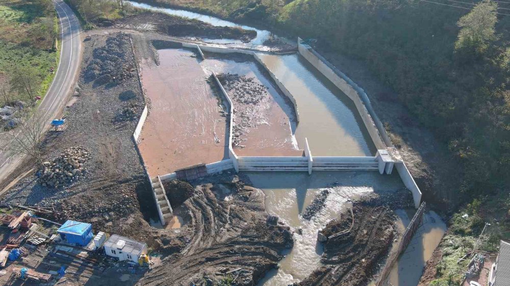 DOĞU KARADENİZ BÖLGESİ'NİN ÖNEMLİ TURİZM MERKEZLERİNDEN BİRİ OLAN ANCAK SON YILLARDA DOĞAL GÜZELLİĞİYLE DEĞİL DE ÇAMUR DERYASINA DÖNEN GÖRÜNTÜSÜ İLE İZ BIRAKAN SERA GÖLÜ, "ÇÖKELTİM HAVUZU" İLE DOĞAL HALİNE KAVUŞACAK