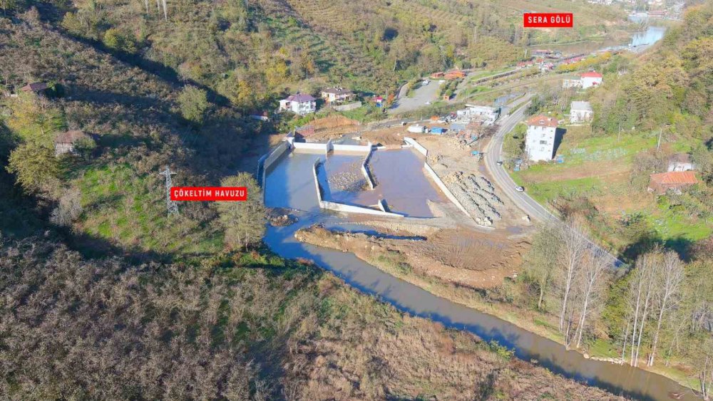 DOĞU KARADENİZ BÖLGESİ'NİN ÖNEMLİ TURİZM MERKEZLERİNDEN BİRİ OLAN ANCAK SON YILLARDA DOĞAL GÜZELLİĞİYLE DEĞİL DE ÇAMUR DERYASINA DÖNEN GÖRÜNTÜSÜ İLE İZ BIRAKAN SERA GÖLÜ, "ÇÖKELTİM HAVUZU" İLE DOĞAL HALİNE KAVUŞACAK