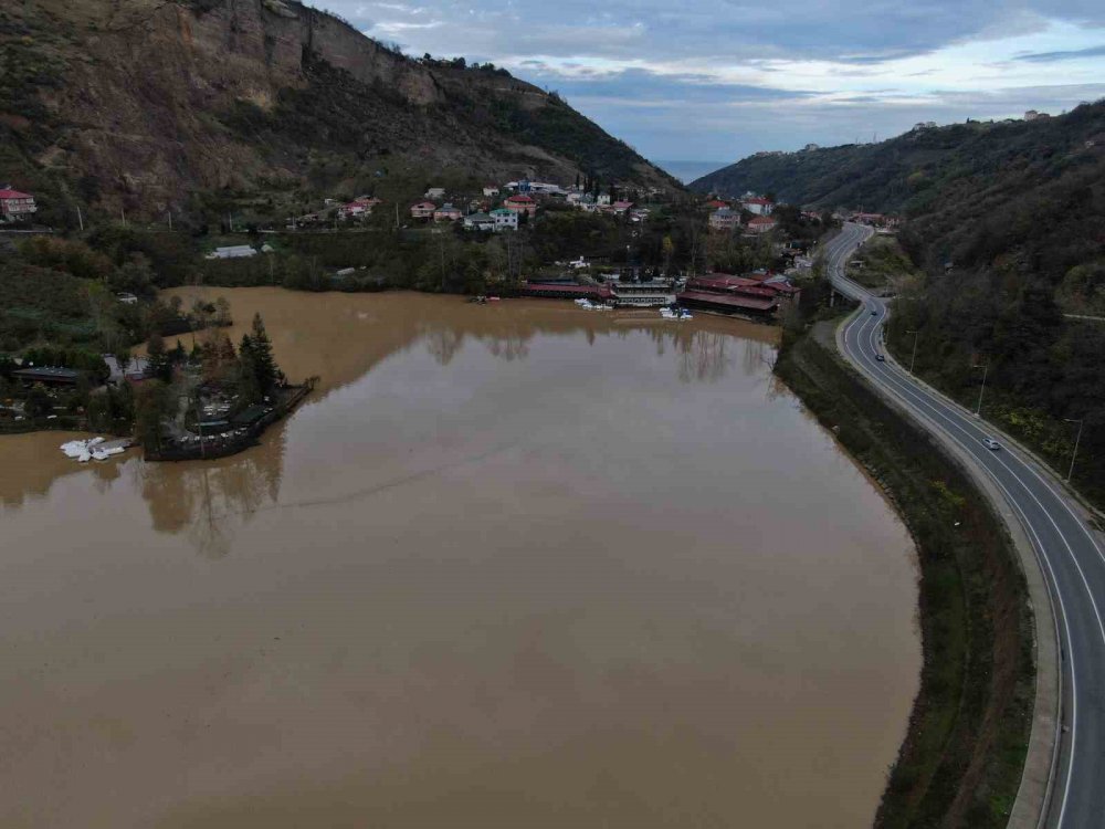DOĞU KARADENİZ BÖLGESİ'NİN ÖNEMLİ TURİZM MERKEZLERİNDEN BİRİ OLAN ANCAK SON YILLARDA DOĞAL GÜZELLİĞİYLE DEĞİL DE ÇAMUR DERYASINA DÖNEN GÖRÜNTÜSÜ İLE İZ BIRAKAN SERA GÖLÜ, "ÇÖKELTİM HAVUZU" İLE DOĞAL HALİNE KAVUŞACAK