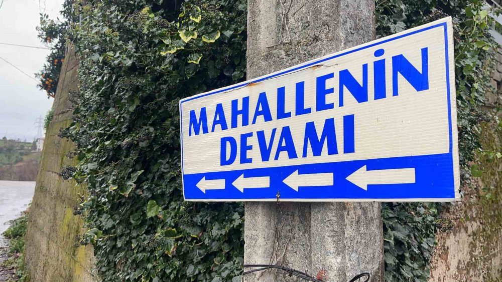 RİZE’NİN ARDEŞEN İLÇESİ ÇİFTEKAVAK MAHALLESİNDE MUHTAR KÖYÜNDEKİ TRAFİK SIKIŞIKLIĞINI MAHELLENİN DEVAMI TABELASI ASARAK ÇÖZMEYE ÇALIŞMASI HEM DÜŞÜNDÜRDÜ HEM GÜLDÜRDÜ