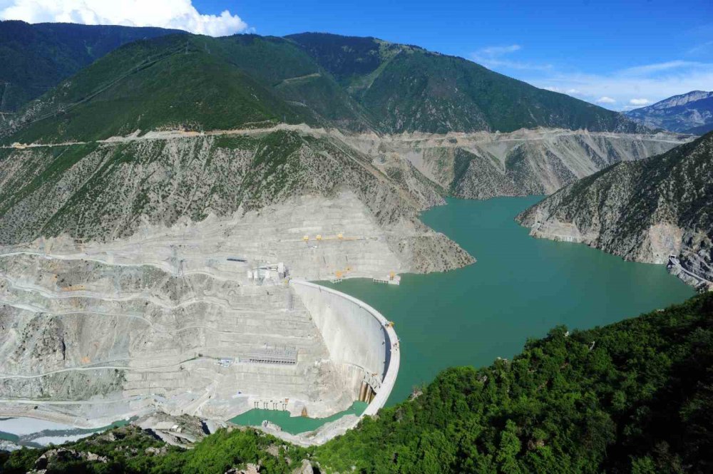 DSİ GENEL MÜDÜRÜ MEHMET AKİF BALTA, ÜLKEMİZİN EN HIRÇIN AKAN NEHRİ OLAN ÇORUH NEHRİNE SON 21 YILDA 5 ADET MAVİ GERDANLIK TAKILDIĞINI VE ÜLKEMİZİN HİDROELEKTRİK ENERJİ POTANSİYELİNE ÖNEMLİ ÖLÇÜDE KATKI SAĞLANDIĞINI SÖYLEDİ
