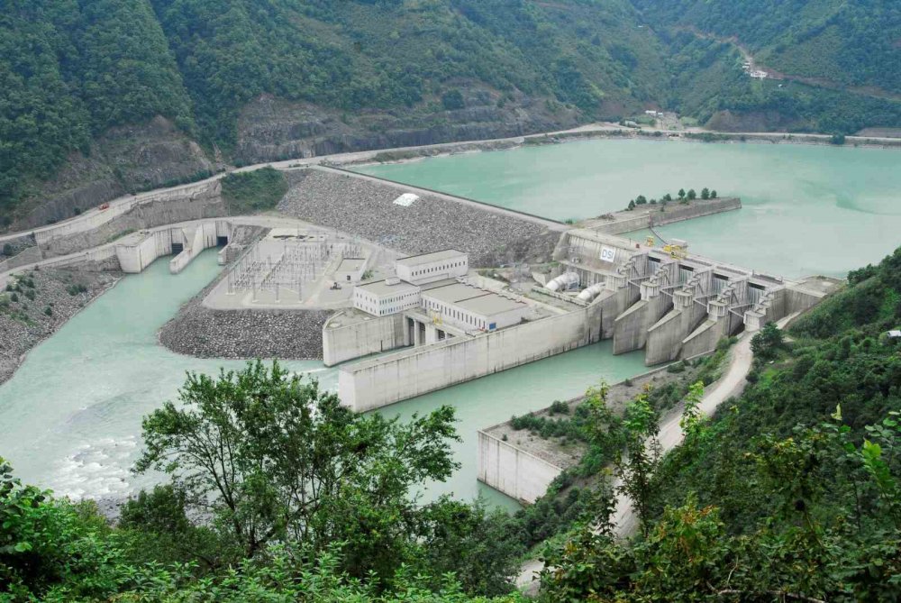 DSİ GENEL MÜDÜRÜ MEHMET AKİF BALTA, ÜLKEMİZİN EN HIRÇIN AKAN NEHRİ OLAN ÇORUH NEHRİNE SON 21 YILDA 5 ADET MAVİ GERDANLIK TAKILDIĞINI VE ÜLKEMİZİN HİDROELEKTRİK ENERJİ POTANSİYELİNE ÖNEMLİ ÖLÇÜDE KATKI SAĞLANDIĞINI SÖYLEDİ