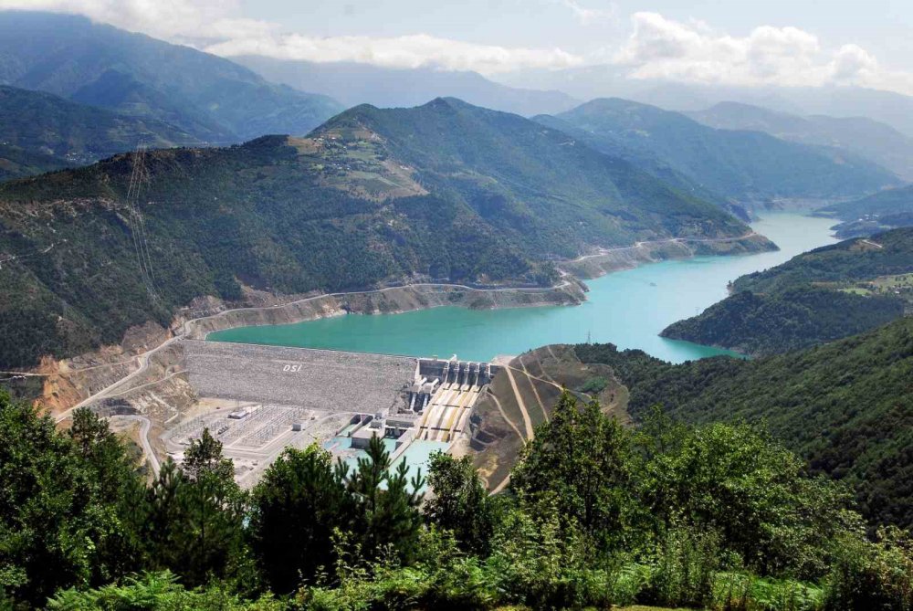 DSİ GENEL MÜDÜRÜ MEHMET AKİF BALTA, ÜLKEMİZİN EN HIRÇIN AKAN NEHRİ OLAN ÇORUH NEHRİNE SON 21 YILDA 5 ADET MAVİ GERDANLIK TAKILDIĞINI VE ÜLKEMİZİN HİDROELEKTRİK ENERJİ POTANSİYELİNE ÖNEMLİ ÖLÇÜDE KATKI SAĞLANDIĞINI SÖYLEDİ