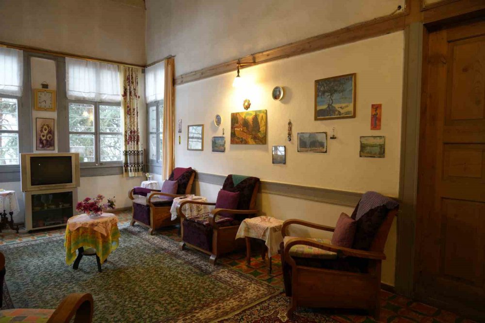 GÜMÜŞHANE'DE 1800'LÜ YILLARIN ORTASINDA İNŞA EDİLEN TARİHİ AKSOY KONAĞI'NDA YAŞAYAN 3 KARDEŞ, BİR TARİHİ AYAKTA TUTMAYA ÇALIŞIYOR