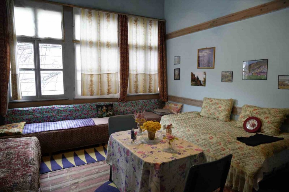 GÜMÜŞHANE'DE 1800'LÜ YILLARIN ORTASINDA İNŞA EDİLEN TARİHİ AKSOY KONAĞI'NDA YAŞAYAN 3 KARDEŞ, BİR TARİHİ AYAKTA TUTMAYA ÇALIŞIYOR