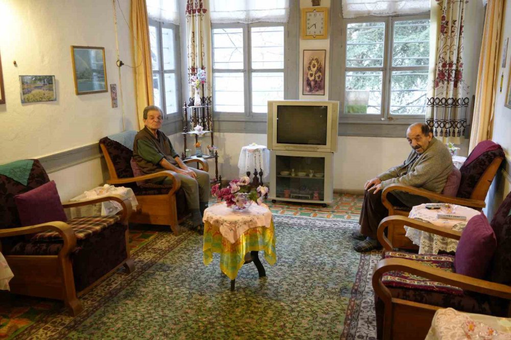 GÜMÜŞHANE'DE 1800'LÜ YILLARIN ORTASINDA İNŞA EDİLEN TARİHİ AKSOY KONAĞI'NDA YAŞAYAN 3 KARDEŞ, BİR TARİHİ AYAKTA TUTMAYA ÇALIŞIYOR