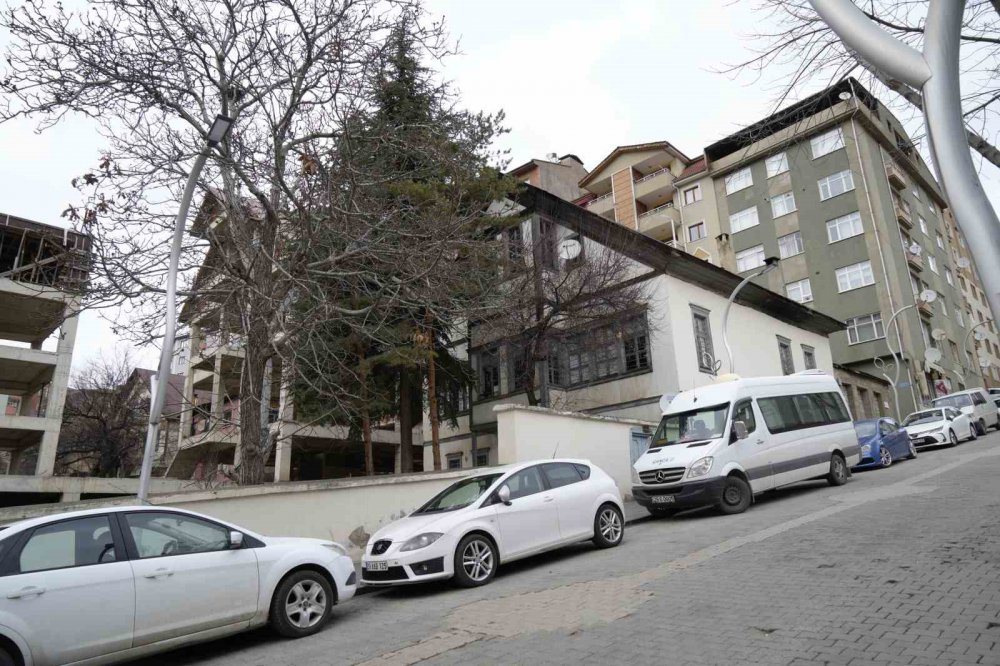 GÜMÜŞHANE'DE 1800'LÜ YILLARIN ORTASINDA İNŞA EDİLEN TARİHİ AKSOY KONAĞI'NDA YAŞAYAN 3 KARDEŞ, BİR TARİHİ AYAKTA TUTMAYA ÇALIŞIYOR