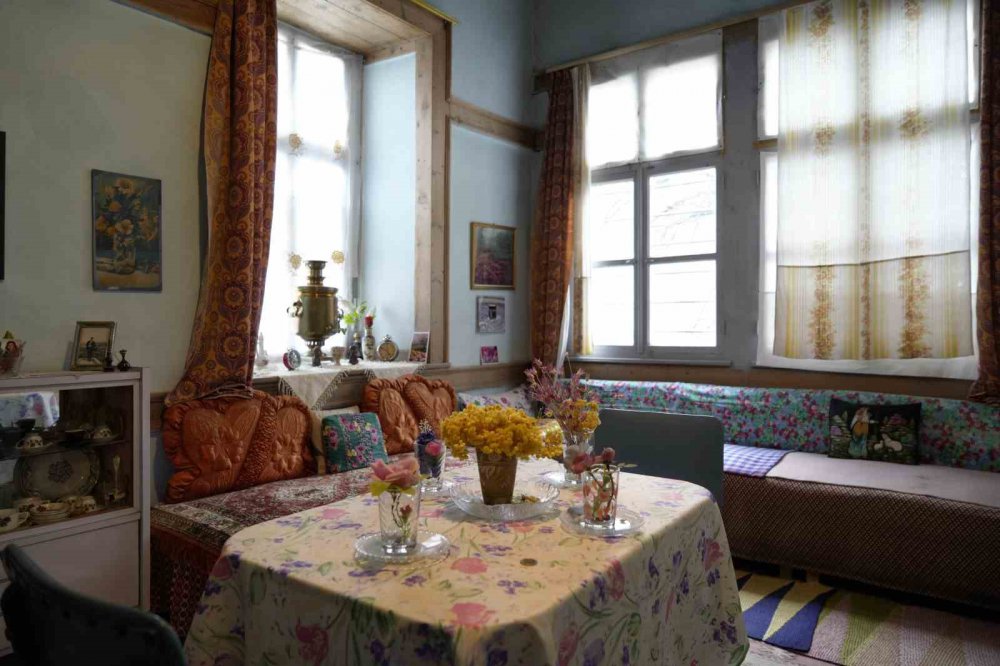 GÜMÜŞHANE'DE 1800'LÜ YILLARIN ORTASINDA İNŞA EDİLEN TARİHİ AKSOY KONAĞI'NDA YAŞAYAN 3 KARDEŞ, BİR TARİHİ AYAKTA TUTMAYA ÇALIŞIYOR