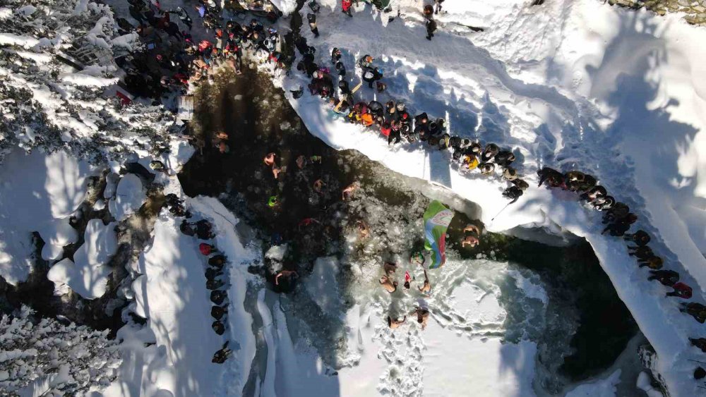 RİZE'DE BU YIL 8.'Sİ DÜZENLENEN KIŞ YÜZME ŞENLİĞİ BİN 1700 RAKIMDA BULUNAN RİZE'NİN ÇAMLIHEMŞİN İLÇESİ GALERDÜZÜ MEVKİİNDE GERÇEKLEŞTİ