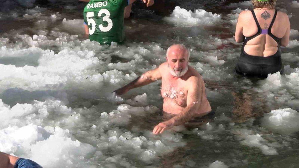 RİZE'DE BU YIL 8.'Sİ DÜZENLENEN KIŞ YÜZME ŞENLİĞİ BİN 1700 RAKIMDA BULUNAN RİZE'NİN ÇAMLIHEMŞİN İLÇESİ GALERDÜZÜ MEVKİİNDE GERÇEKLEŞTİ