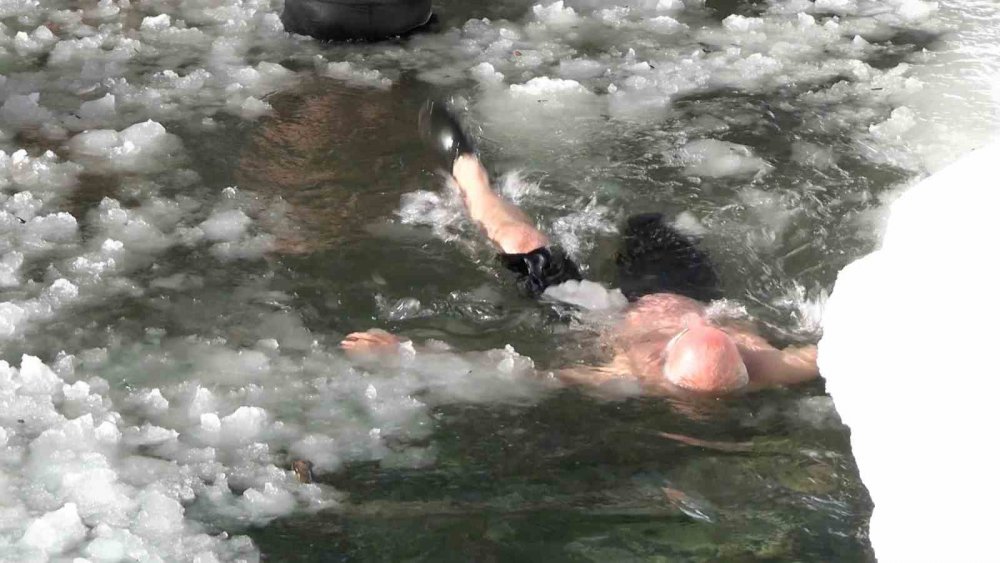 RİZE'DE BU YIL 8.'Sİ DÜZENLENEN KIŞ YÜZME ŞENLİĞİ BİN 1700 RAKIMDA BULUNAN RİZE'NİN ÇAMLIHEMŞİN İLÇESİ GALERDÜZÜ MEVKİİNDE GERÇEKLEŞTİ