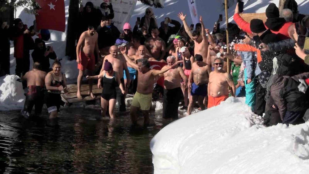 RİZE'DE BU YIL 8.'Sİ DÜZENLENEN KIŞ YÜZME ŞENLİĞİ BİN 1700 RAKIMDA BULUNAN RİZE'NİN ÇAMLIHEMŞİN İLÇESİ GALERDÜZÜ MEVKİİNDE GERÇEKLEŞTİ