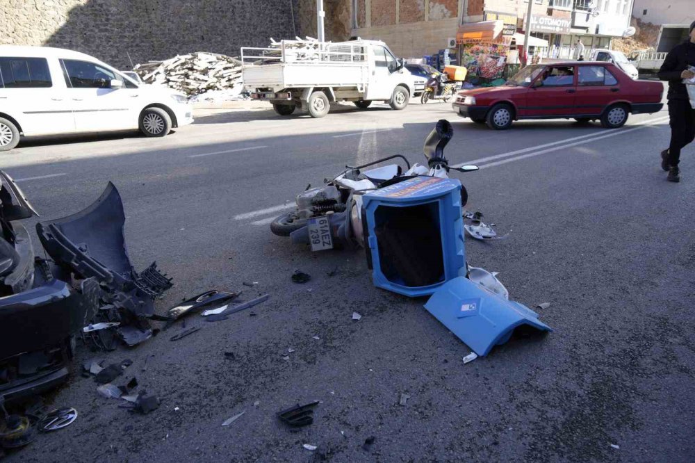 GÜMÜŞHANE'DE SOLLAMAYA ÇIKAN MOTORLU KURYE CAN AKŞAK, KARŞI YÖNDEN GELEN HAFİF TİCARİ ARAÇLA KAFA KAFAYA ÇARPIŞTI. KAZADA YARALANAN KURYE CAN AKŞAK HASTANEYE KALDIRILDI