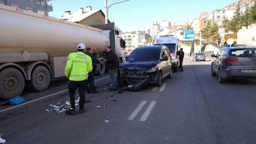 GÜMÜŞHANE'DE SOLLAMAYA ÇIKAN MOTORLU KURYE CAN AKŞAK, KARŞI YÖNDEN GELEN HAFİF TİCARİ ARAÇLA KAFA KAFAYA ÇARPIŞTI. KAZADA YARALANAN KURYE CAN AKŞAK HASTANEYE KALDIRILDI
