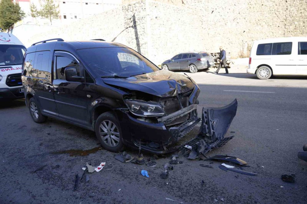 GÜMÜŞHANE'DE SOLLAMAYA ÇIKAN MOTORLU KURYE CAN AKŞAK, KARŞI YÖNDEN GELEN HAFİF TİCARİ ARAÇLA KAFA KAFAYA ÇARPIŞTI. KAZADA YARALANAN KURYE CAN AKŞAK HASTANEYE KALDIRILDI