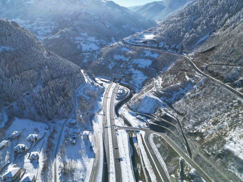 KARADENİZ İLE DOĞU ANADOLU BÖLGESİ'Nİ BİRBİRİNE BAĞLAYAN ZİGANA TÜNELİ'Nİ AÇILDIĞI 3 MAYIS 2023 TARİHİNDEN BU YANA GEÇEN 8,5 AYLIK SÜREDE 2,5 MİLYONUN ÜZERİNDE ARAÇ KULLANDI