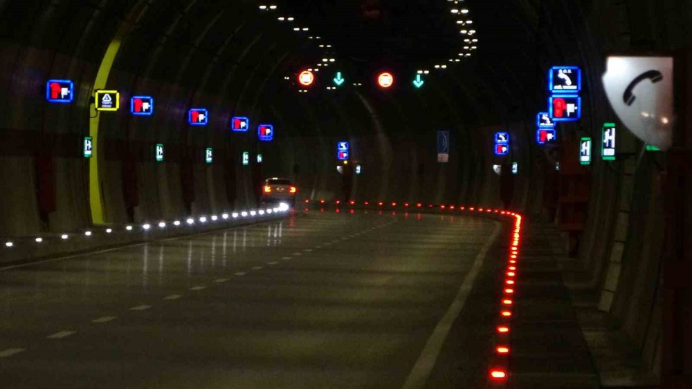 KARADENİZ İLE DOĞU ANADOLU BÖLGESİ'Nİ BİRBİRİNE BAĞLAYAN ZİGANA TÜNELİ'Nİ AÇILDIĞI 3 MAYIS 2023 TARİHİNDEN BU YANA GEÇEN 8,5 AYLIK SÜREDE 2,5 MİLYONUN ÜZERİNDE ARAÇ KULLANDI