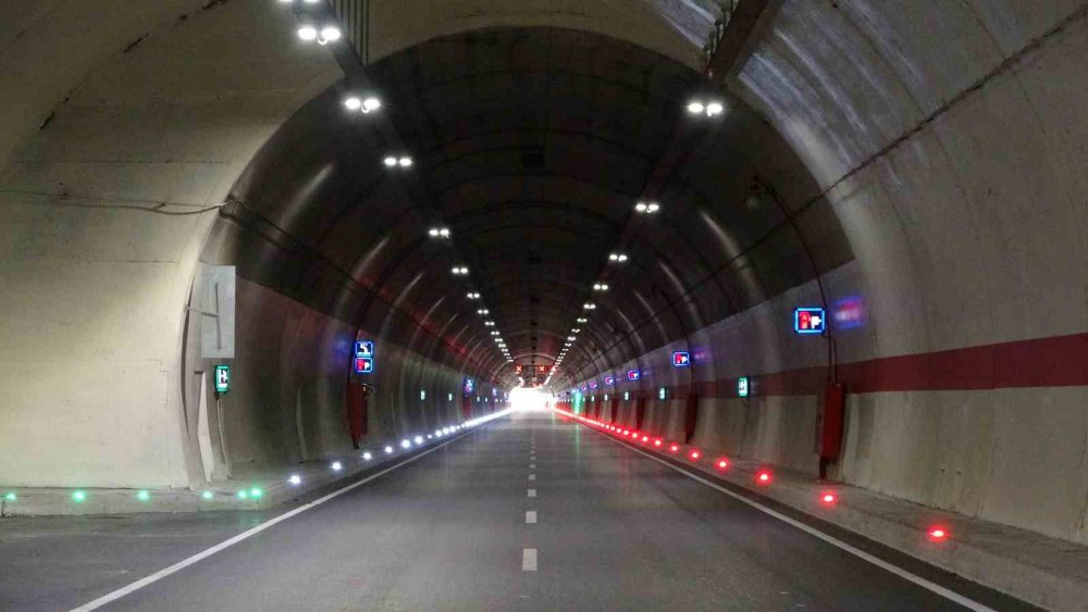 KARADENİZ İLE DOĞU ANADOLU BÖLGESİ'Nİ BİRBİRİNE BAĞLAYAN ZİGANA TÜNELİ'Nİ AÇILDIĞI 3 MAYIS 2023 TARİHİNDEN BU YANA GEÇEN 8,5 AYLIK SÜREDE 2,5 MİLYONUN ÜZERİNDE ARAÇ KULLANDI