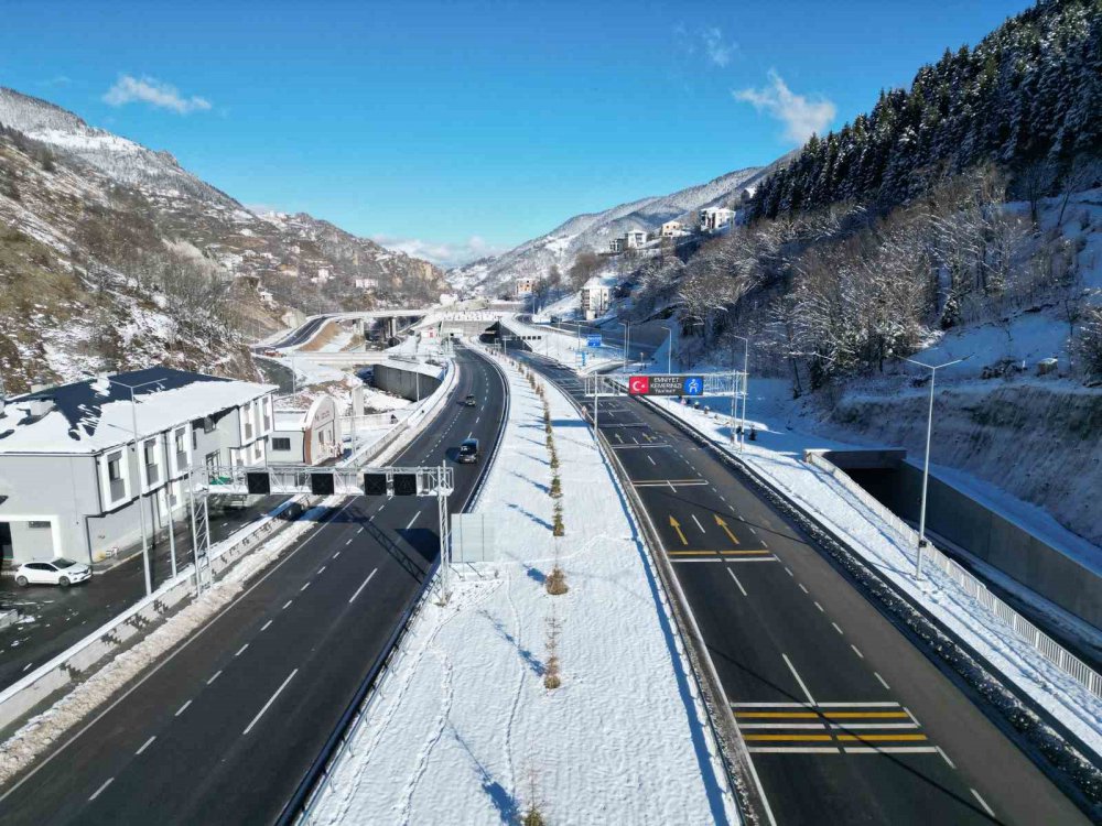KARADENİZ İLE DOĞU ANADOLU BÖLGESİ'Nİ BİRBİRİNE BAĞLAYAN ZİGANA TÜNELİ'Nİ AÇILDIĞI 3 MAYIS 2023 TARİHİNDEN BU YANA GEÇEN 8,5 AYLIK SÜREDE 2,5 MİLYONUN ÜZERİNDE ARAÇ KULLANDI