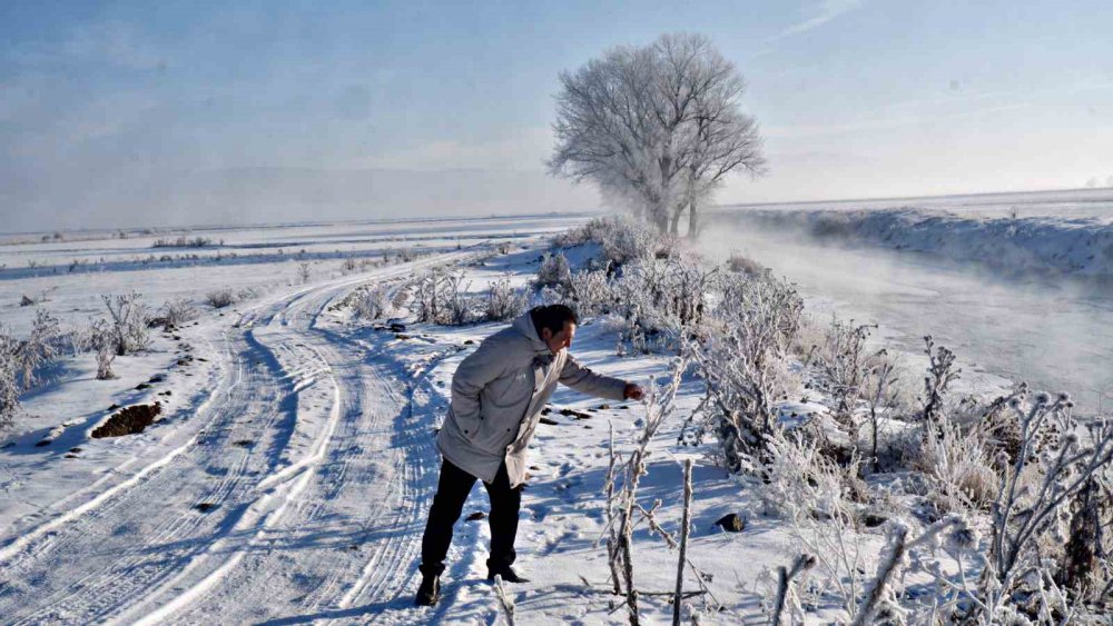 TERMOMETRELERİN-20'NİN ALTINA DÜŞTÜĞÜ ERZURUM'DA AĞAÇLAR KIRAĞINDAN BEYAZA BÜRÜNDÜ, KARASU'NUN YÜZEYİ DONDU