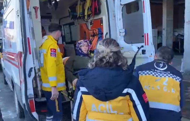 TRABZON'UN SÜRMENE İLÇESİNDE EVİNİN ÖNÜNDE BUZDA KAYARAK AYAĞINI KIRAN KADIN TRABZON BÜYÜKŞEHİR BELEDİYESİ EKİPLERİNİN YARDIMI İLE HASTANEYE KALDIRILDI