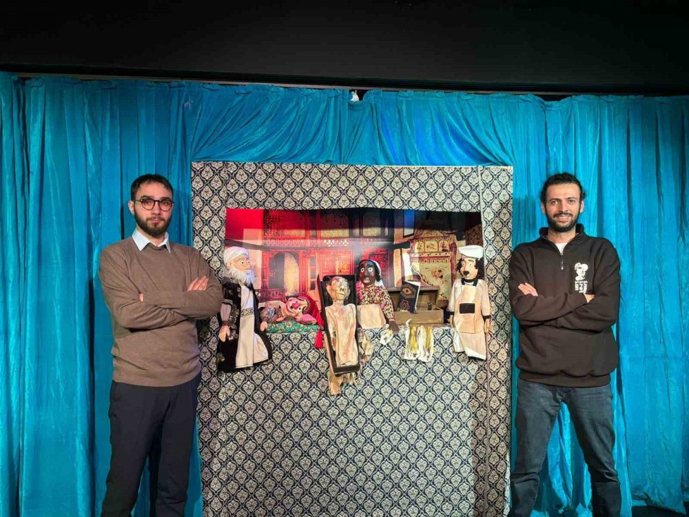 TÜRKİYE'DE ÇOK AZ TİYATRO VE KİŞİ TARAFINDAN İCRA EDİLEN KUKLA SANATINI ERZURUM'DA YAŞATAN SANATÇI OĞUZHAN VARTOLİOĞLU, "İBİŞ'İN DEFİNE AVI" ADLI OYUNLA MERAKLILARININ KARŞISINA ÇIKACAK