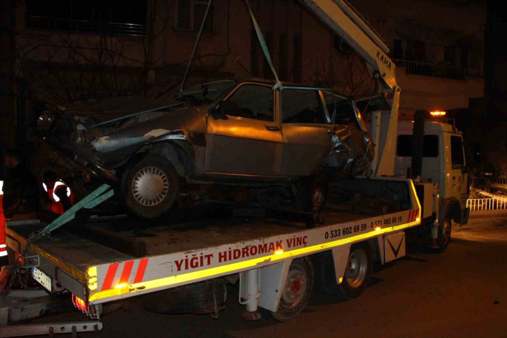 AMASYA'DA AŞIRI HIZLA SEYİR HALİNDEYKEN KONTROLDEN ÇIKAN OTOMOBİL YOL KENARINDA PARK HALİNDE OLAN OTOMOBİLLERE ÇARPTI. HURDAYA DÖNEN OTOMOBİLİN SAHİBİ ŞOK YAŞADI 5 OTOMOBİLİN HASAR GÖRDÜĞÜ FECİ KAZADA 3 KİŞİ YARALANDI