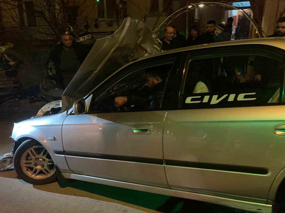 AMASYA'DA AŞIRI HIZLA SEYİR HALİNDEYKEN KONTROLDEN ÇIKAN OTOMOBİL YOL KENARINDA PARK HALİNDE OLAN OTOMOBİLLERE ÇARPTI. HURDAYA DÖNEN OTOMOBİLİN SAHİBİ ŞOK YAŞADI 5 OTOMOBİLİN HASAR GÖRDÜĞÜ FECİ KAZADA 3 KİŞİ YARALANDI