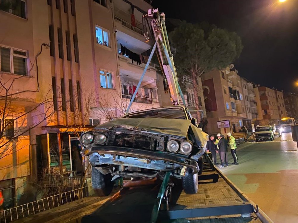 AMASYA'DA AŞIRI HIZLA SEYİR HALİNDEYKEN KONTROLDEN ÇIKAN OTOMOBİL YOL KENARINDA PARK HALİNDE OLAN OTOMOBİLLERE ÇARPTI. HURDAYA DÖNEN OTOMOBİLİN SAHİBİ ŞOK YAŞADI 5 OTOMOBİLİN HASAR GÖRDÜĞÜ FECİ KAZADA 3 KİŞİ YARALANDI
