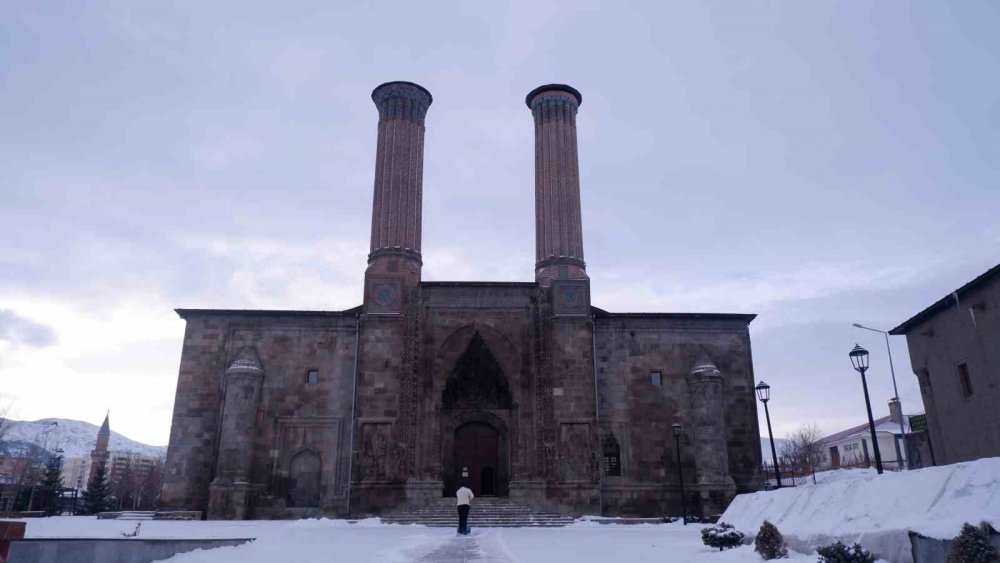 METEOROLOJİ 12. BÖLGE MÜDÜRLÜĞÜ; BÖLGE GENELİNDE HAVANIN PARÇALI VE ÇOK BULUTLU, SABAH SAATLERİNDEN İTİBAREN ERZURUM, ERZİNCAN, BAYBURT VE ÇEVRELERİNİN ARALIKLI KAR YAĞIŞLI GEÇECEĞİNİ BİLDİRDİ