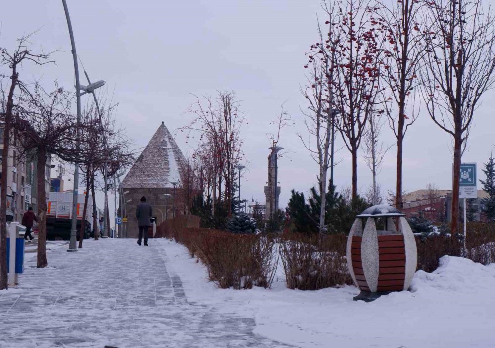 METEOROLOJİ 12. BÖLGE MÜDÜRLÜĞÜ; BÖLGE GENELİNDE HAVANIN PARÇALI VE ÇOK BULUTLU, SABAH SAATLERİNDEN İTİBAREN ERZURUM, ERZİNCAN, BAYBURT VE ÇEVRELERİNİN ARALIKLI KAR YAĞIŞLI GEÇECEĞİNİ BİLDİRDİ