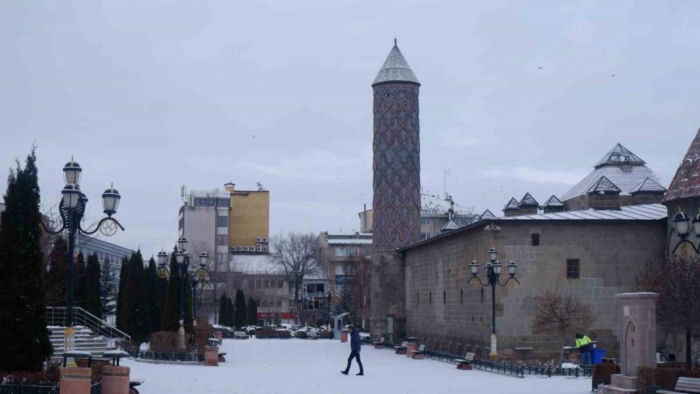 METEOROLOJİ 12. BÖLGE MÜDÜRLÜĞÜ; BÖLGE GENELİNDE HAVANIN PARÇALI VE ÇOK BULUTLU, SABAH SAATLERİNDEN İTİBAREN ERZURUM, ERZİNCAN, BAYBURT VE ÇEVRELERİNİN ARALIKLI KAR YAĞIŞLI GEÇECEĞİNİ BİLDİRDİ