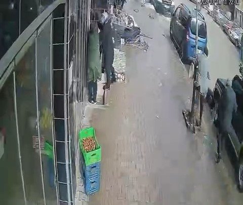 ORDU'NUN AKKUŞ İLÇESİNDE ETKİLİ OLAN FIRTINA NEDENİYLE BİR KİŞİ KALDIRIMDA SÜRÜKLENEREK AĞACA TUTUNARAK DURABİLDİ