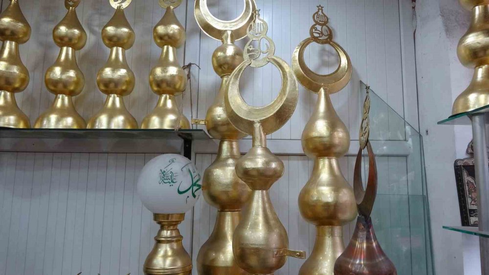 TRABZON'DA MESLEĞE 75 YIL ÖNCE BAKIRCI USTASI OLARAK BAŞLAYAN, 65 YILDIR DA CAMİLER İÇİN ALEM YAPAN 85 YAŞINDAKİ MAHMUT EFEOĞLU, MESLEĞİNİN SON TEMSİLCİLERİ ARASINDA YER ALIYOR