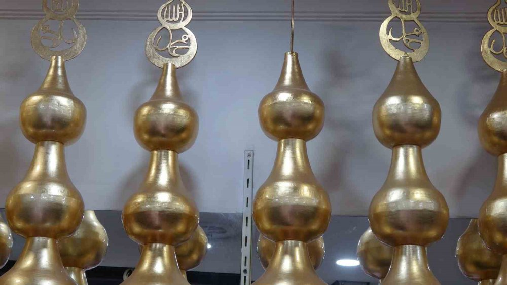 TRABZON'DA MESLEĞE 75 YIL ÖNCE BAKIRCI USTASI OLARAK BAŞLAYAN, 65 YILDIR DA CAMİLER İÇİN ALEM YAPAN 85 YAŞINDAKİ MAHMUT EFEOĞLU, MESLEĞİNİN SON TEMSİLCİLERİ ARASINDA YER ALIYOR