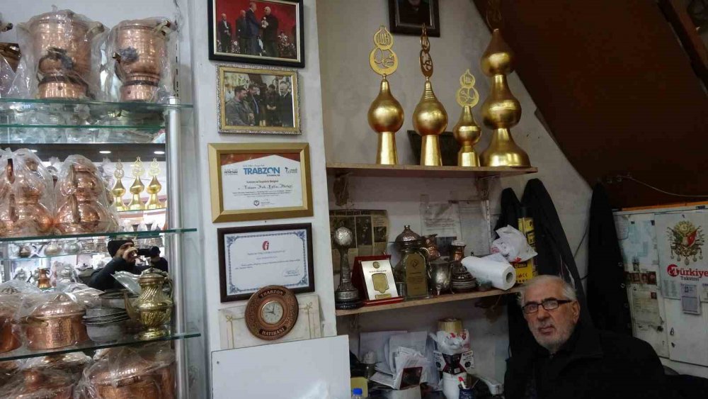 TRABZON'DA MESLEĞE 75 YIL ÖNCE BAKIRCI USTASI OLARAK BAŞLAYAN, 65 YILDIR DA CAMİLER İÇİN ALEM YAPAN 85 YAŞINDAKİ MAHMUT EFEOĞLU, MESLEĞİNİN SON TEMSİLCİLERİ ARASINDA YER ALIYOR