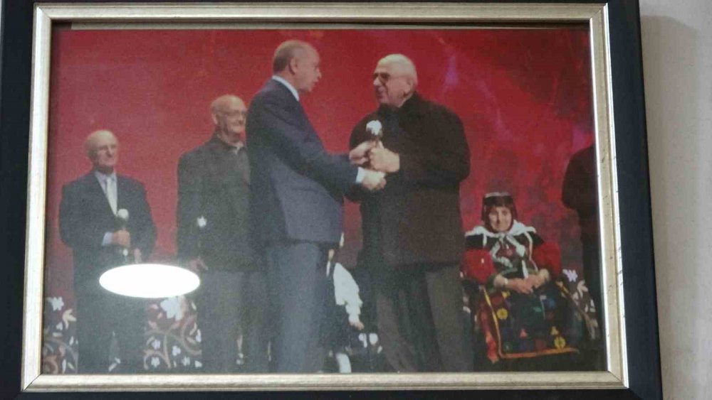 TRABZON'DA MESLEĞE 75 YIL ÖNCE BAKIRCI USTASI OLARAK BAŞLAYAN, 65 YILDIR DA CAMİLER İÇİN ALEM YAPAN 85 YAŞINDAKİ MAHMUT EFEOĞLU, MESLEĞİNİN SON TEMSİLCİLERİ ARASINDA YER ALIYOR