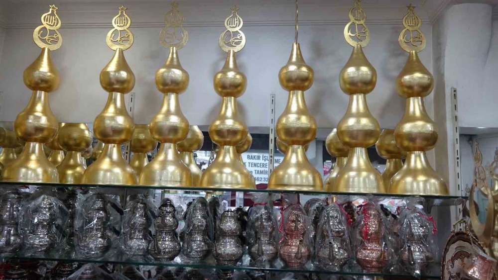 TRABZON'DA MESLEĞE 75 YIL ÖNCE BAKIRCI USTASI OLARAK BAŞLAYAN, 65 YILDIR DA CAMİLER İÇİN ALEM YAPAN 85 YAŞINDAKİ MAHMUT EFEOĞLU, MESLEĞİNİN SON TEMSİLCİLERİ ARASINDA YER ALIYOR