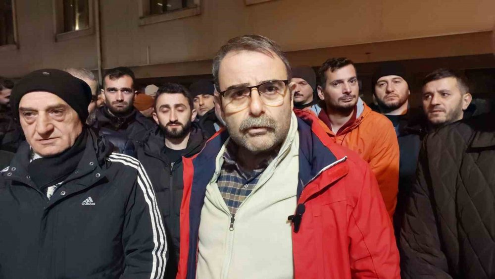 Rize'de Olaylı Gece , Aksa Çoruh Elektrik İşçileri, İşten Çıkarılan Arkadaşları İçin İl Binasında Toplandı