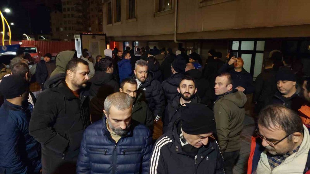 Rize'de Olaylı Gece , Aksa Çoruh Elektrik İşçileri, İşten Çıkarılan Arkadaşları İçin İl Binasında Toplandı