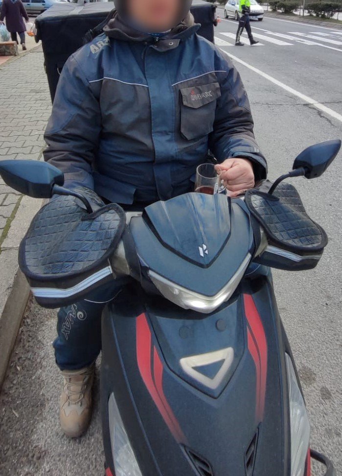 Ordu'da çay içerek motor süren sürücüye ceza