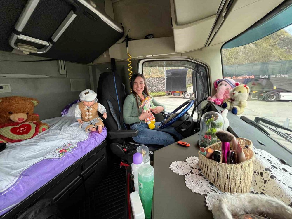 Kafkasların Kraliçesi Artvinli Esra Yılmaz: Oyuncaklar ve Makyaj Malzemeleriyle Renkli Bir Tır Yolculuğu