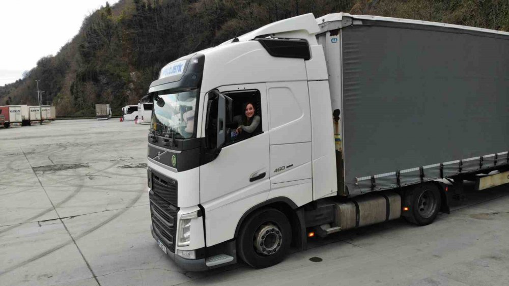 Kafkasların Kraliçesi Artvinli Esra Yılmaz: Oyuncaklar ve Makyaj Malzemeleriyle Renkli Bir Tır Yolculuğu