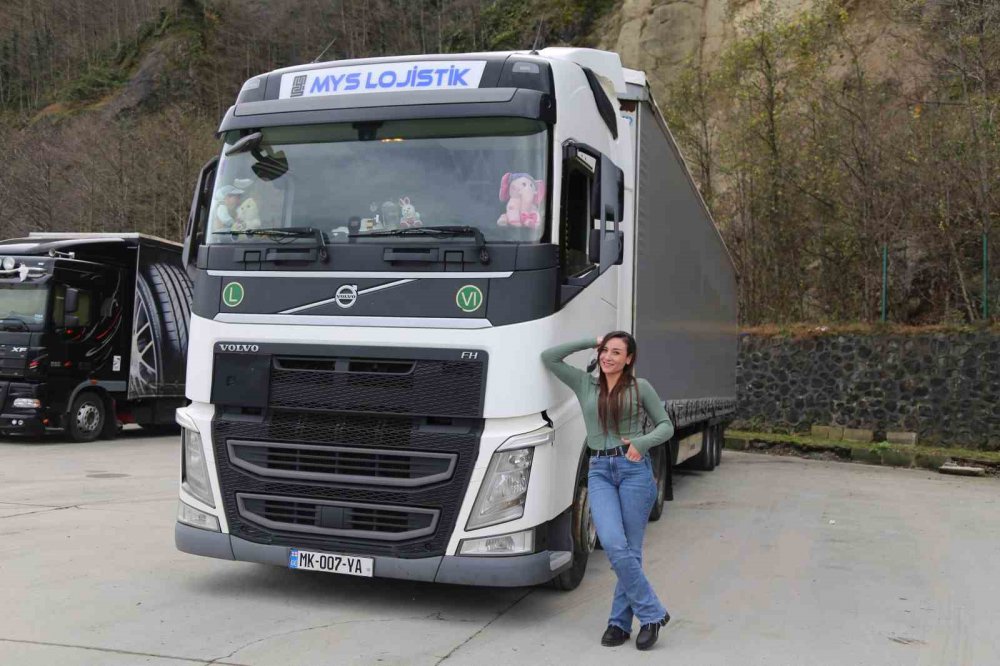 Kafkasların Kraliçesi Artvinli Esra Yılmaz: Oyuncaklar ve Makyaj Malzemeleriyle Renkli Bir Tır Yolculuğu