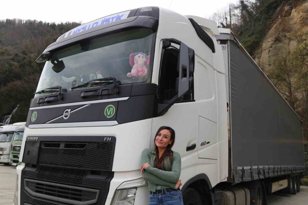 Kafkasların Kraliçesi Artvinli Esra Yılmaz: Oyuncaklar ve Makyaj Malzemeleriyle Renkli Bir Tır Yolculuğu