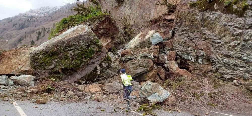 Trabzon’da Heyelan Nedeniyle Santa Yolu Ulaşıma Kapandı