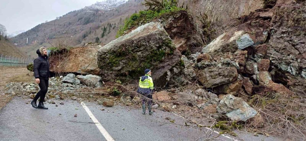 Trabzon’da Heyelan Nedeniyle Santa Yolu Ulaşıma Kapandı