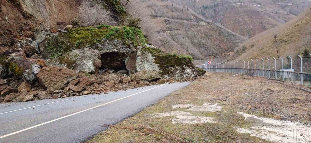 Trabzon’da Heyelan Nedeniyle Santa Yolu Ulaşıma Kapandı